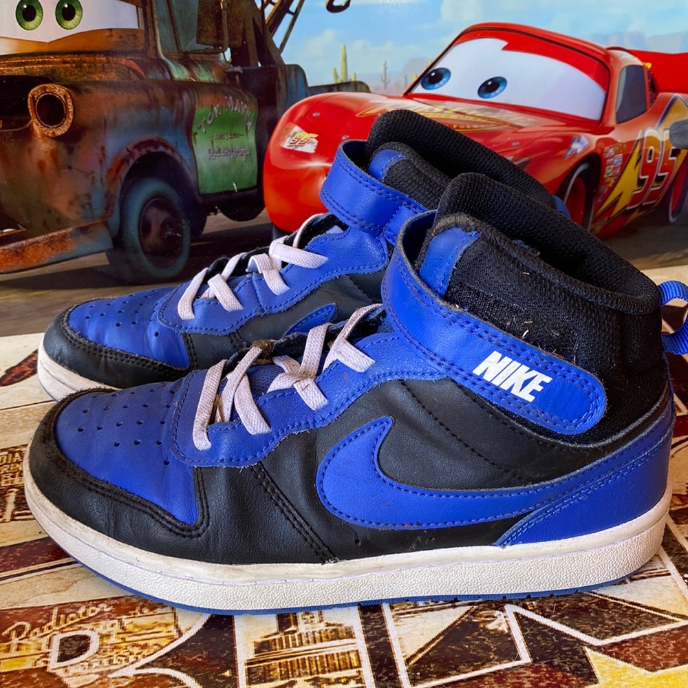 Nike no tie high top shoes size 2